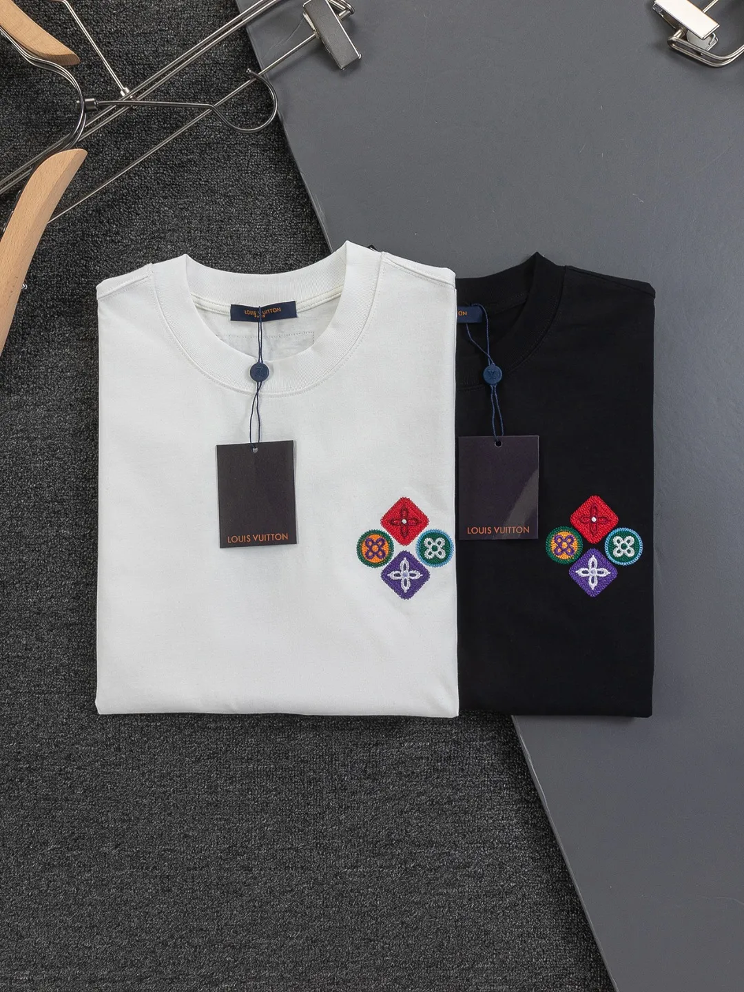 🅿️190 Louis Vuitton 1V LV lv micro-wide version S-XL LV 26ss new products are available at the counter simultaneously. Multiple craftsmanship. Colorful 🍀four-leaf clover🪡embroidery on the chest. Straight color four-leaf clover🍀🪡embroidered logo on the back. Round neck short-sleeved T-shirt, same style for men and women! Consigned to one-to-one creation. Synchronized with the official website, pure cotton fabrics at the counter! It is close to the skin and comfortable, durable and easy to wear. It has a classic and simple logo design and meticulous original craftsmanship. Short-sleeves, a must-have item for men, do not appear to be the same for the general public, but must be unique and eye-catching. This LV short-sleeve is all about quality, comfort, the same shape and fashion as always, including fabrics and cutting techniques. All of them have been made with great effort! 320 grams of washed pure cotton fabric, pure cotton is breathable, very refreshing and comfortable for daily wear. The rib knitting on the neckline is smooth and tight, and the neckline will not be skewed if you toss it at will. The loose version, you will find that it looks really good on the upper body. The overall is minimalist and neat, super versatile for daily use! Pair it casually with a pair of pants for a youthful look. A T-shirt will make your outfit crazy. It is a fashionable item that can never go wrong! Color: Black White Size: S-XL Size chart: S: Shoulder width 50-Bust 56-Length 70 M: Shoulder width 52-Bust 57-Length 72 L: Shoulder width 54-Bust 59-Length 74 XL: Shoulder width 56-Bust 62-Length 76